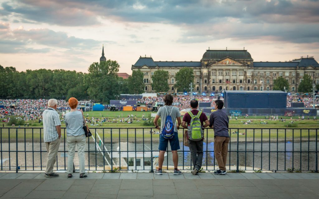Blick auf das Konzertgelände der Filmnächte am Elbufer Dresden