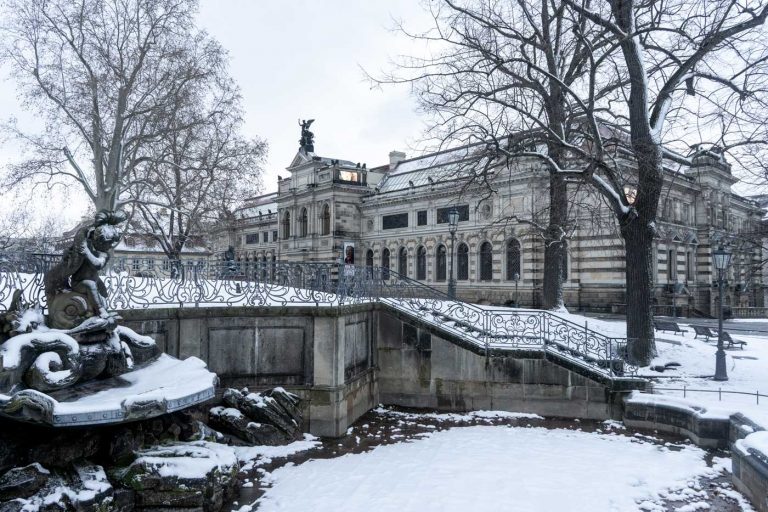 Blick durch den verschneiten Brühlschen Garten auf das Albertinum