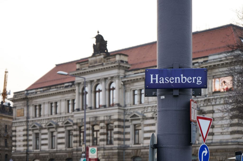 Dresdner Straßenschild mit der Aufschrift "Hasenberg"