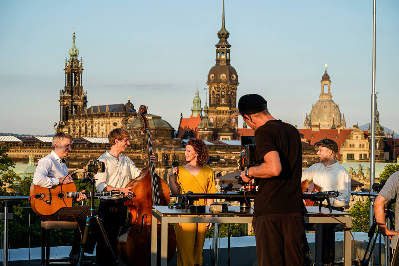 Die Band Caracou vor der Dresdner Altstadt. Filmdreh für die Visit Dresden Sommerkonzertwochen 2021