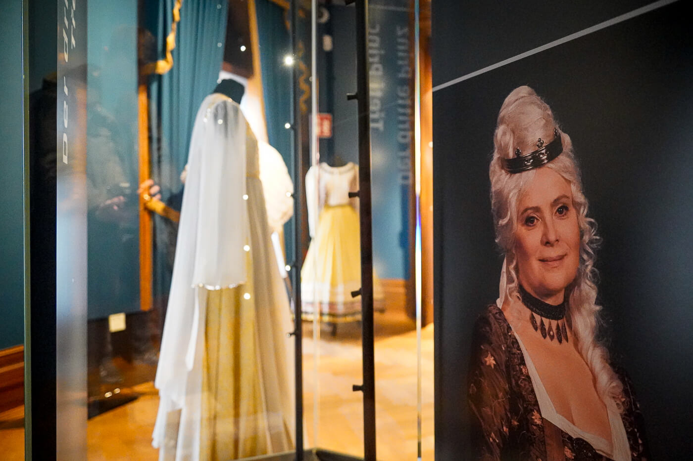 Original Kostüme und Erinnerungen an die Schauspielerin Libuše Šafránková in der Ausstellung "Drei Haselnüsse für Aschenbrödel" in Schloss Moritzburg