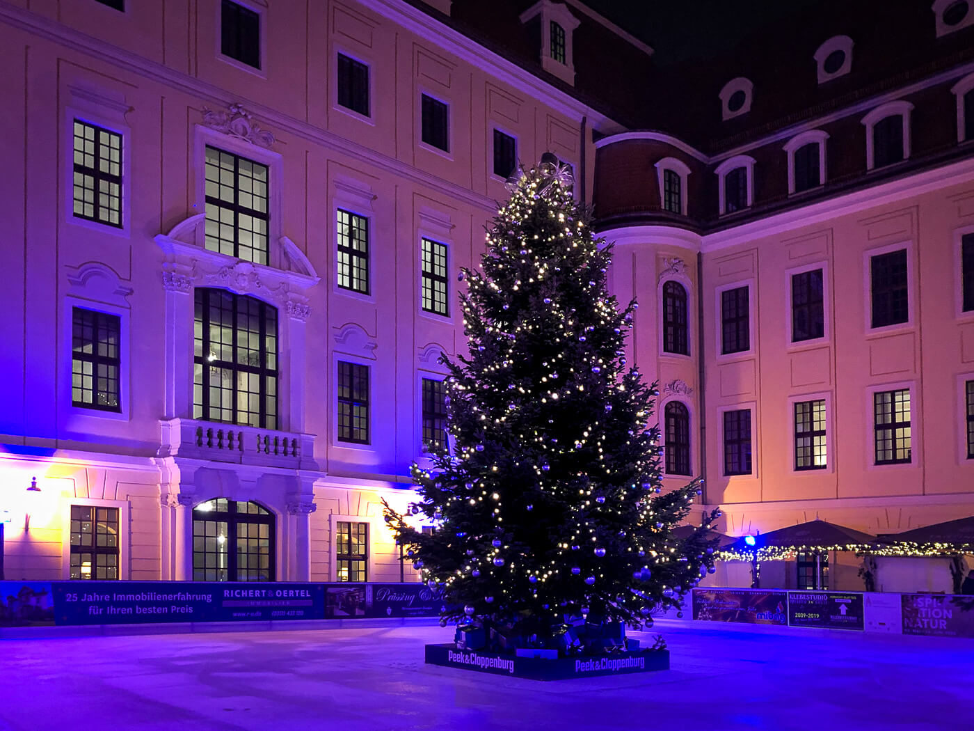 Eislaufen in Dresden - Blick auf die romantische Eisbahn im Innenhof des Hotels Kempinski Taschenbergpalais Dresden