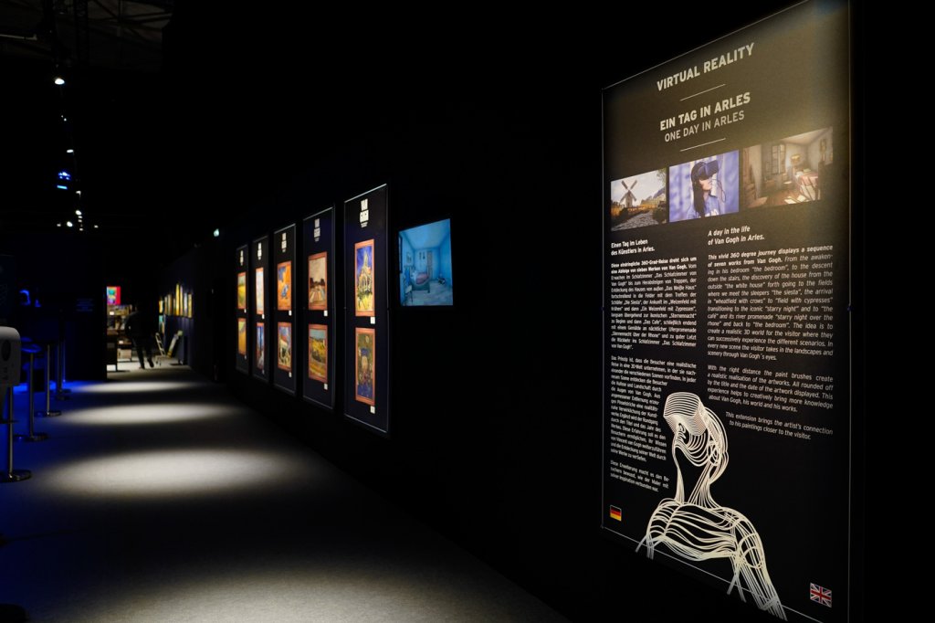 Blick in die Ausstellung und auf eine Infotafel zum VR-Erlebnis in der Van Gogh-Ausstellung in Dresden