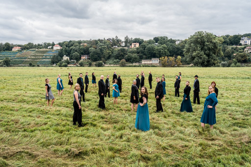 Gruppenbild vom Jazzchor Dresden auf den Elbwiesen