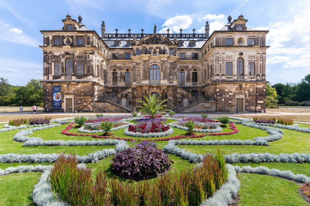 Blick auf das Palais im Großen Garten Dresden mit der Ausstellung Notre-Dame de Paris