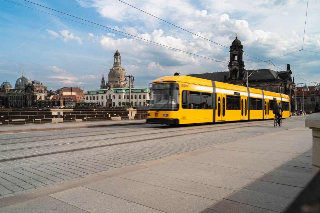Straßenbahn in Dresden bei der Fahrt über die Augustusbrücke, dahinter die Dresdner Frauenkirche