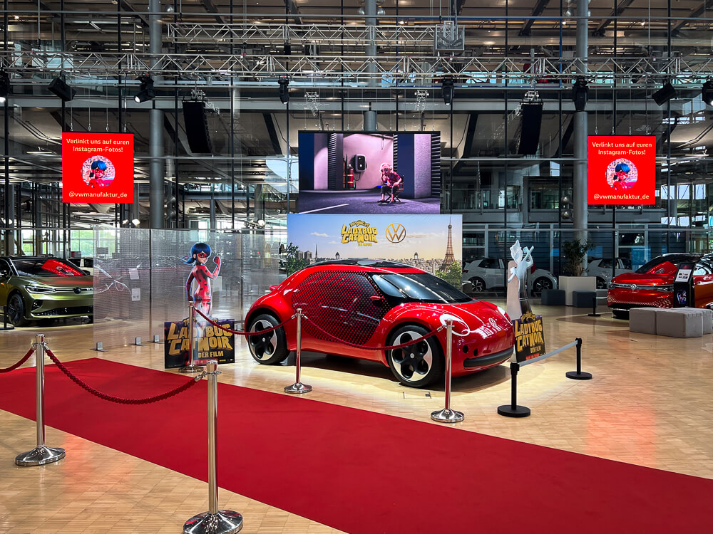 E-Beetle zum Film Miraculous im Ladybug-Design in der Gläsernen Manufaktur von Volkswagen in Dresden